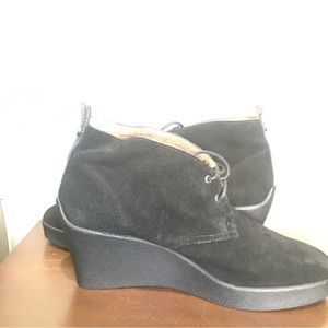 EUC Donald J. Pliner Lowe Black Suede Wedge Heels